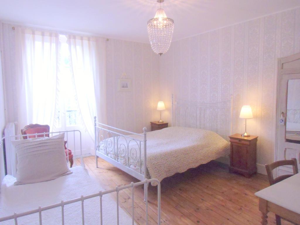 Hotel De La Providence Egliseneuve-d'Entraigues Room photo