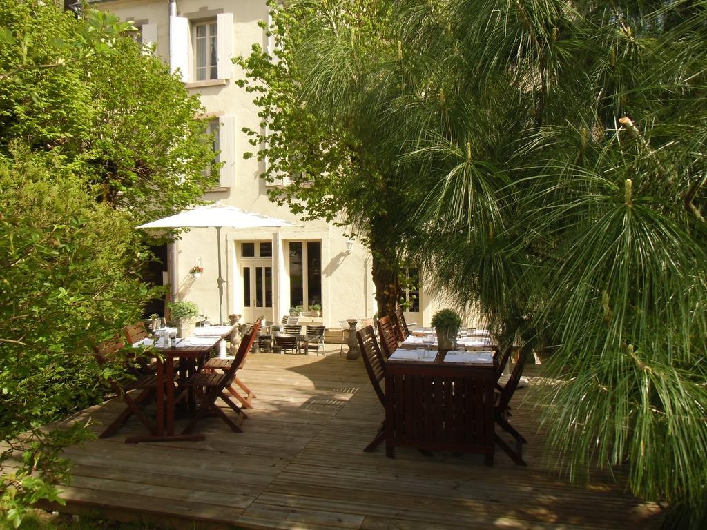 Hotel De La Providence Egliseneuve-d'Entraigues Exterior photo