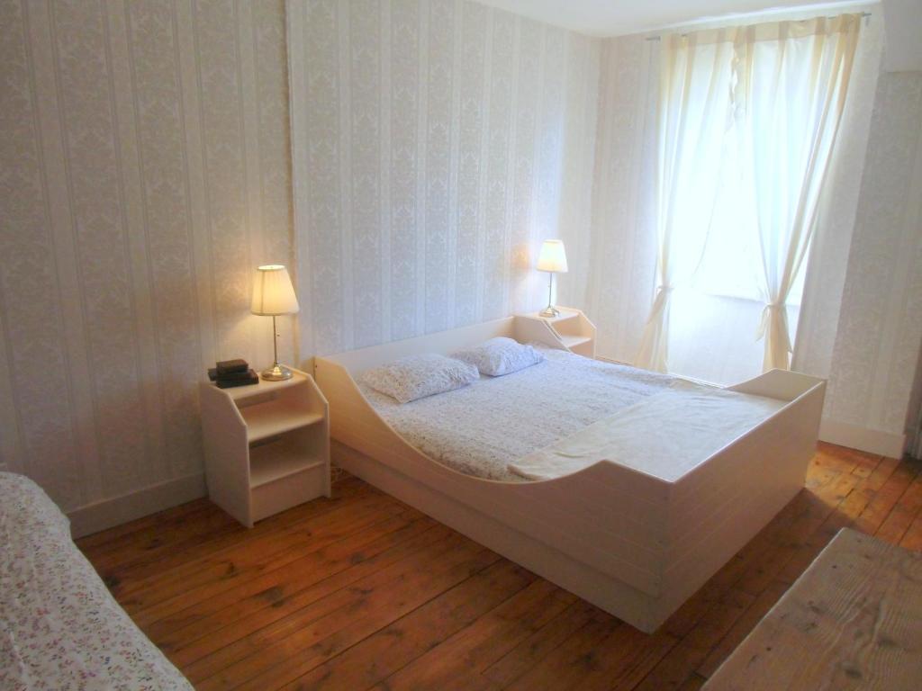 Hotel De La Providence Egliseneuve-d'Entraigues Room photo